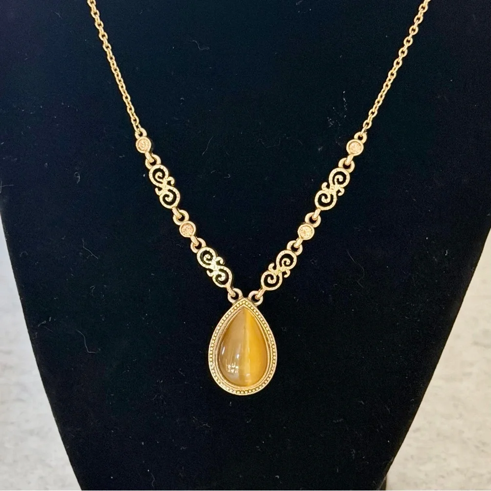Vintage Gold-Tone Teardrop Pendant Necklace - Picture 6 of 11